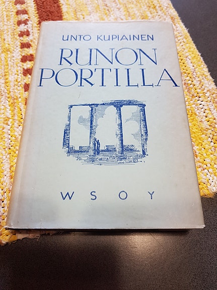 Runon portilla.  Unto Kupiainen.