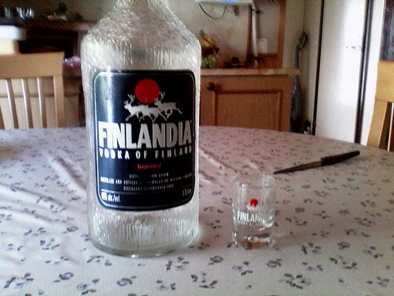 FINLANDIA Tyhjä Vodka pullo 1,75 ja Finlandia Vodka pikari