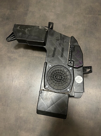 Audi A4 B7 takatilan subwoofer