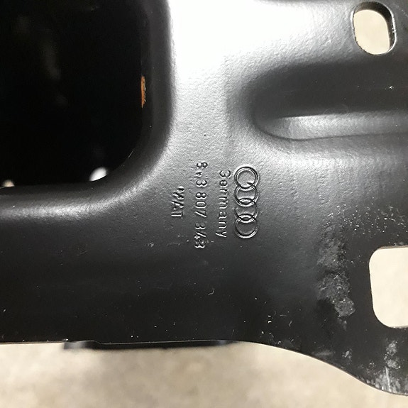 Audi A3 2017 sportback puskurin törmäysrauta