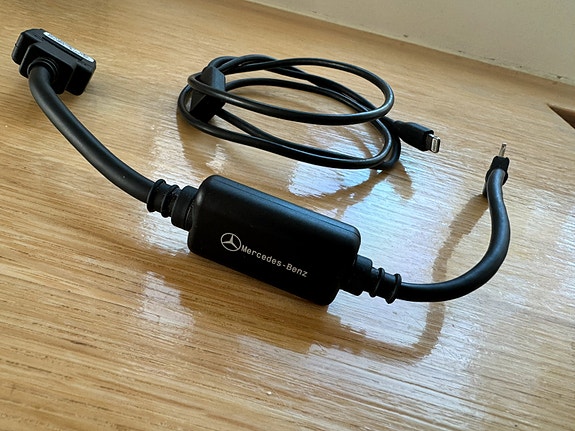 Alkuperäinen Mercedes-Benz Media liitäntäkaapeli  A0038270904