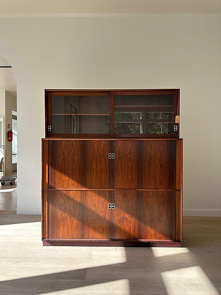 Arne Vodder by Sibast Furniture Jacaranda Lasivitriini Kaappi