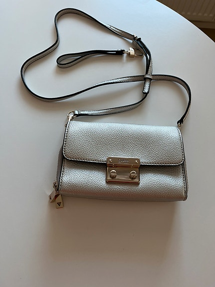 Hopeanvärinen Guess-laukku
