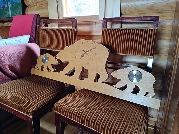Puinen karhuperhe kello