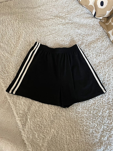 Uudenveroiset shortsit (naisten S)