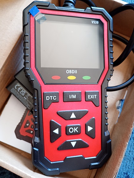 Ammattimainen obd 2 diagstiikkaskanneri Värinäytöllä.