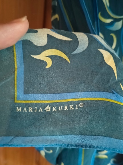 Marja Kurjen pitkulainen silkkihuivi