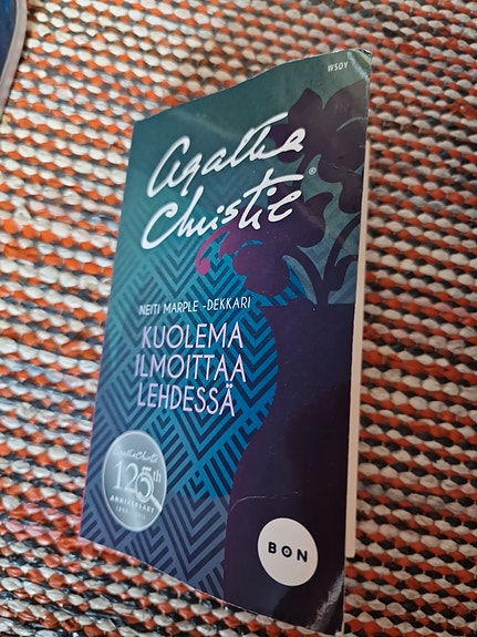 Agatha Christie Kuolema ilmoittaa lehdessä
