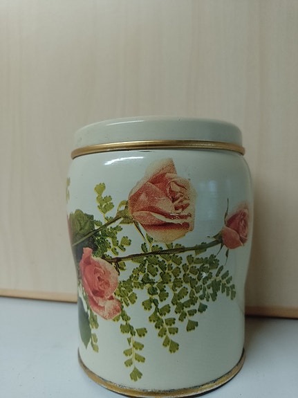 Vanha Vilen Ruusu peltipurkki.