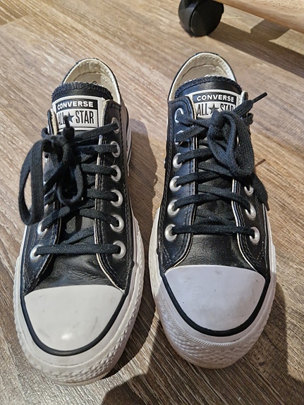 Nahkaiset Converse tennarit