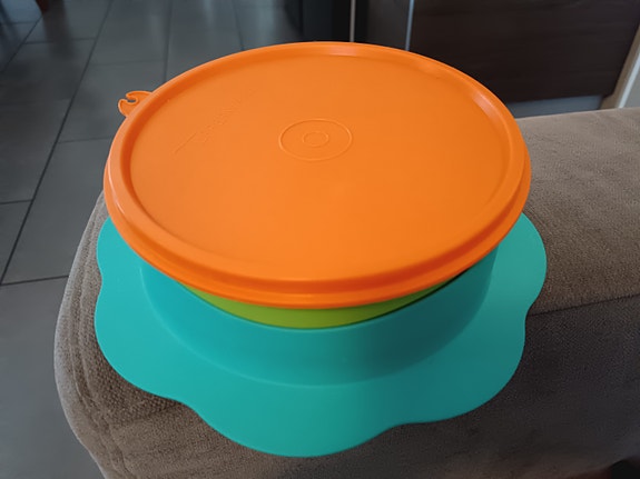 Tupperware lasten lautanen kannella ja alustalla