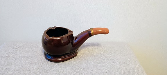 Tuhkakuppi piippu piipun mallinen