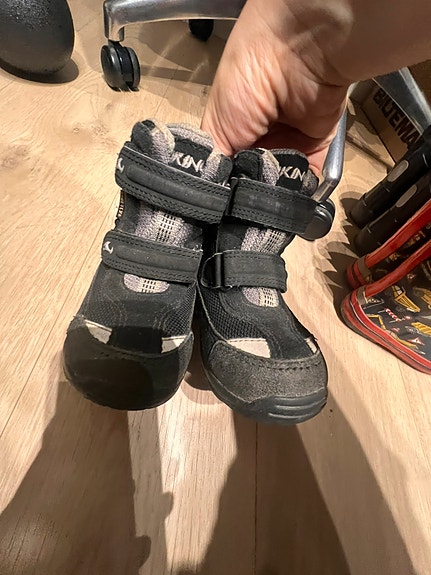 Myydään Vikingin varrelliset talvilenkkarit koko 22