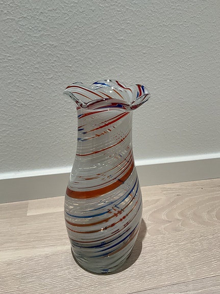 Vanha monivärinen lasimaljakko, korkeus 18 cm.