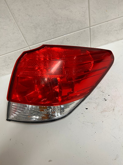 Subaru Legacy 2010 farmarin oikeanpuolen takavalo