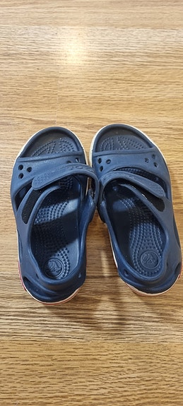 Myydään crocs sandaalit kokoa 9 eli 25/26.