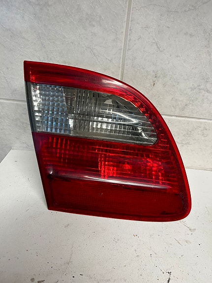 Mercedes-Benz E S211 takaluukun valo