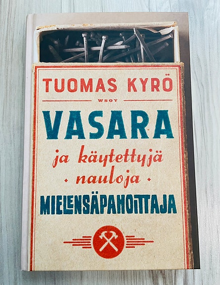 Mielensäpahoittaja - Vasara ja käytettyjä nauloja