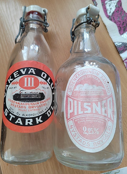 2 vanhaa olutpulloa, Ugin panimo