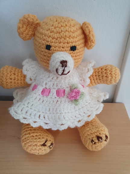 Käsin virkattu nalle ja virkattu mekko