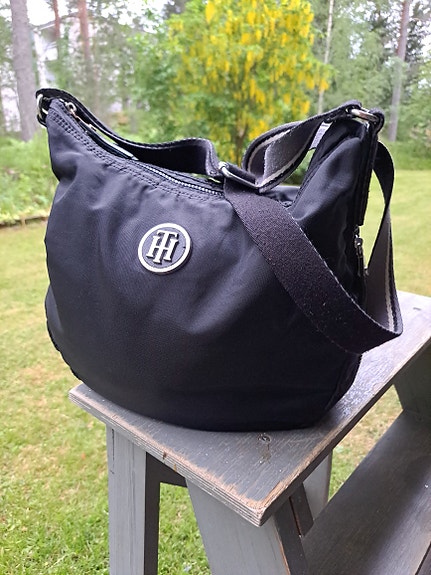 Tommy Hilfiger olkalaukku