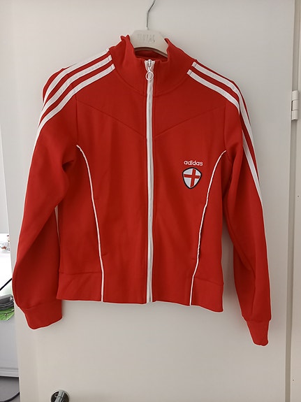 Adidas verkkaritakki, punainen