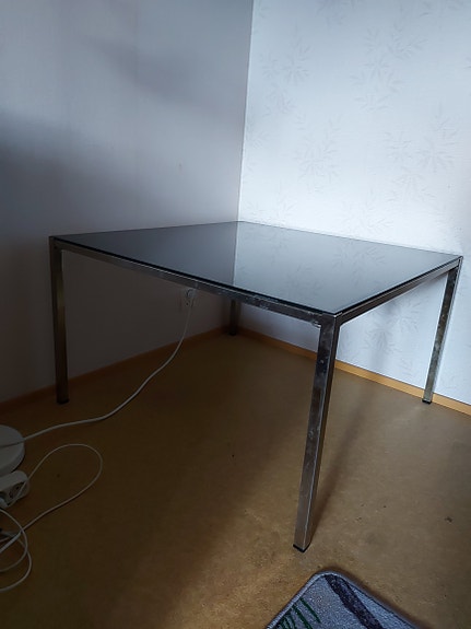 Lasipöytä