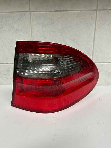 Mercedes-Benz E 2008 oikeanpuolen ulompi takavalo