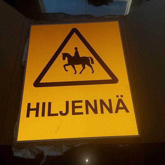 Myydään varoitus taulu hevosista