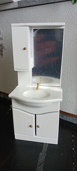 Nukkekodin allaskaappi ja wc istuin
