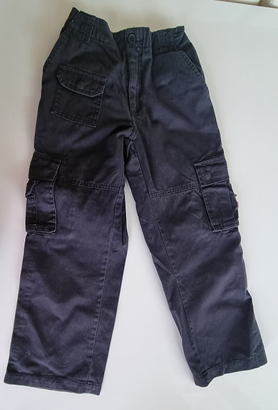 Mustat reisitaskuhousut koko 128cm