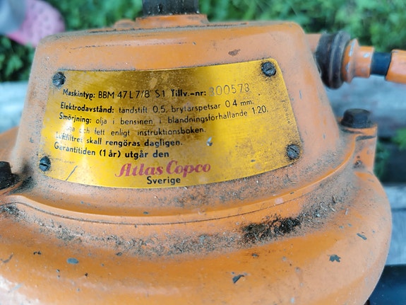 Kaksi elämää nähnyttä Atlas Copco kallioporaa. Ei käytetty vähään aikaan.