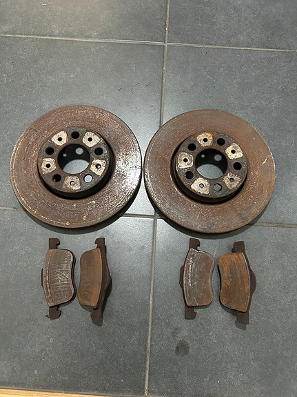 Volvo V70 mk2 2.4 bensan etujarrulevyt ja palat