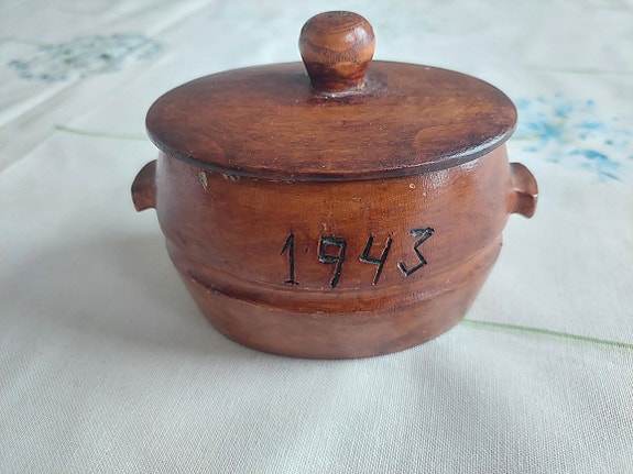 Sota-ajan puhdetyö, puurasia, puinen rasia 1943 Ailille, siistikuntoinen