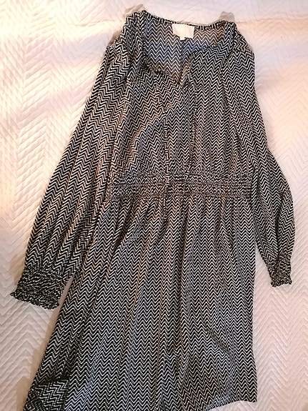 Mustavalkoinen mekko