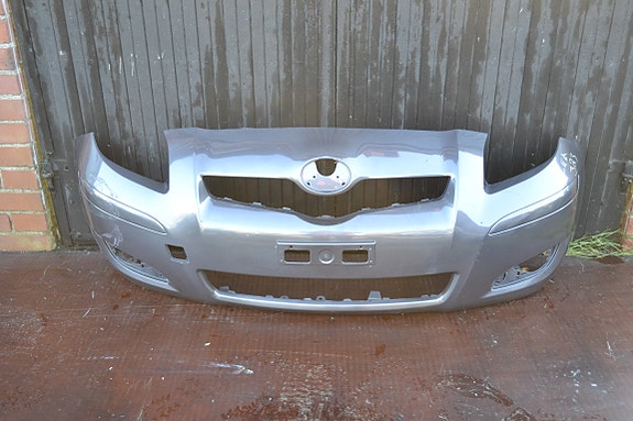 Toyota Yaris -11 etupuskuri