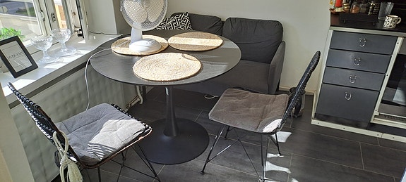 IKEA Ruokailuryhmä musta, pyöreä pöytä, 2×tuolia ja sohva