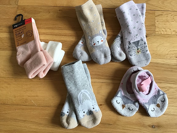 Vaatepaketti Vauvan sukat *5 (kahdet käyttämättömät)&pienet tossut koko 19/21