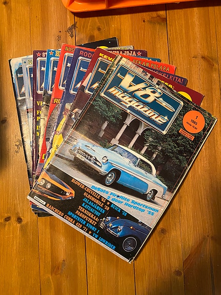 V-8 Magazine vuosikertoja.