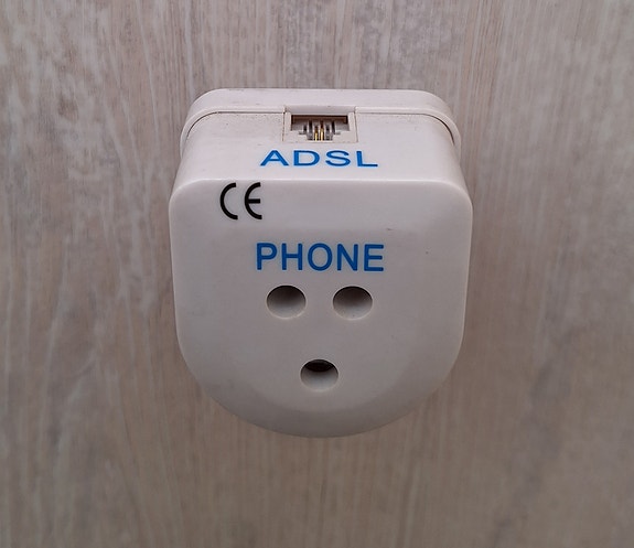 Puhelinpistoke ADSL-suodattimella