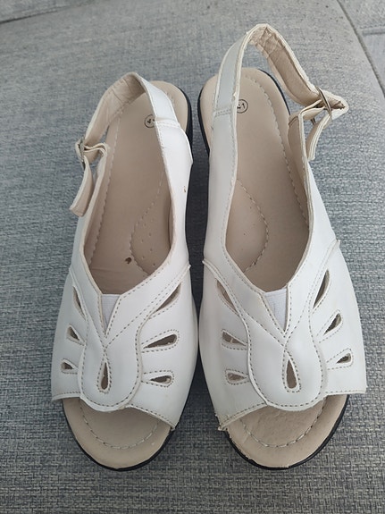 Valkoiset sandaalit koko 41