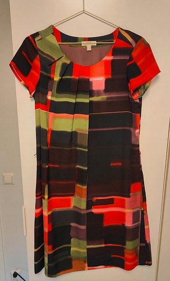 ALE ✨ **Tyylikäs ja elegantti MEXX Metropolitan -mekko!** ✨