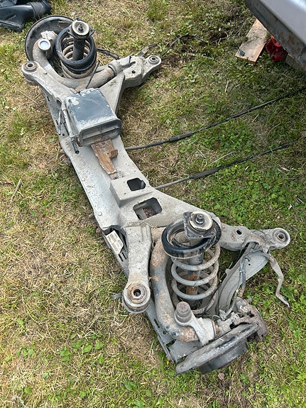 Volvo V70 mk2 taka-akselisto