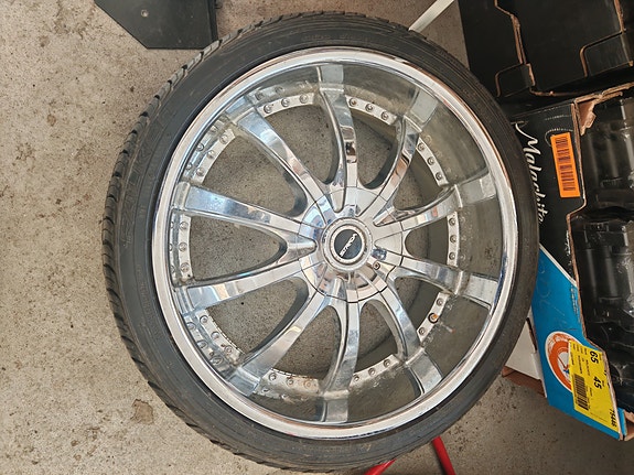 22x9,5 Strada Wheel vanteet+265/35 R22 renkaat