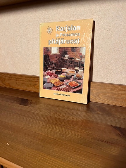 Signeerattu Jaakko Kolmonen – Karjalan ja Petsamon pitäjäruoat (1987)