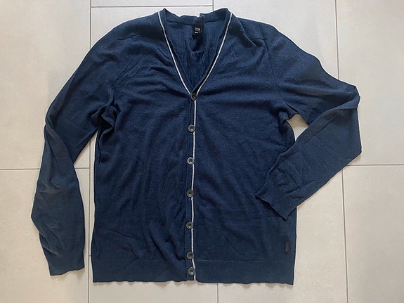 Hugo Boss -neuletakki, koko L