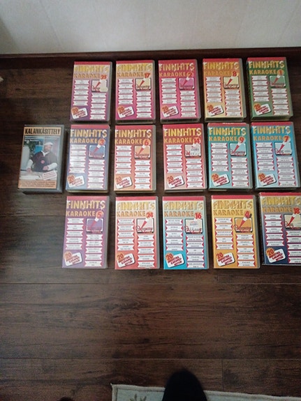 15 kpl Original Finnhits VHS karaokekasettia + 1 kpl kalankäsittely