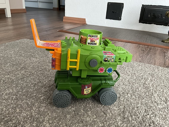 Myydään alkuperäinen Teenage Mutant Ninja Turtles Pizzalinko- auto.