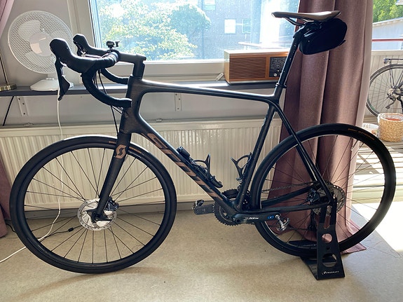 Maantiepyörä Scott Addict, Koko 61 + Stages 105 Powermeter + accessories