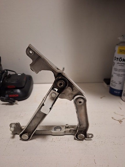 Mercedes Konepellin sarana OIKEA | Mercedes Hood hinge RIGHT - A2208800228